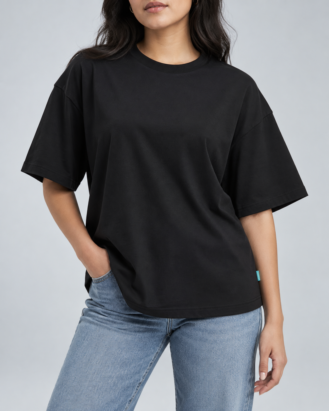 Polera negra de corte amplio, producto de demostración